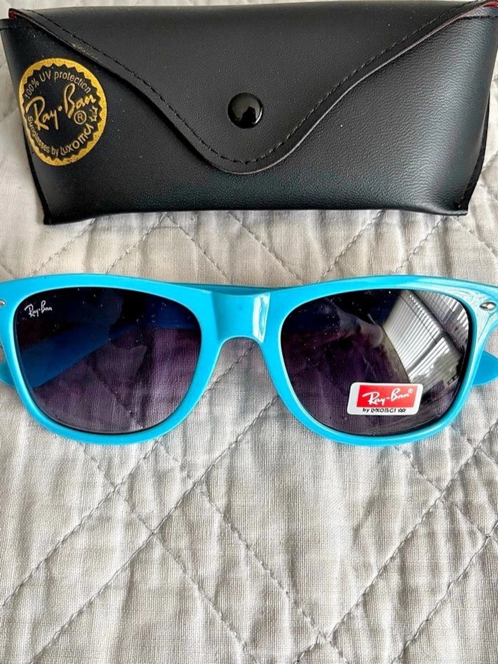 Ray-Ban Wayfarer Light Blue Sunglasses Blue Wayfarer-Style Sunglasses with Case